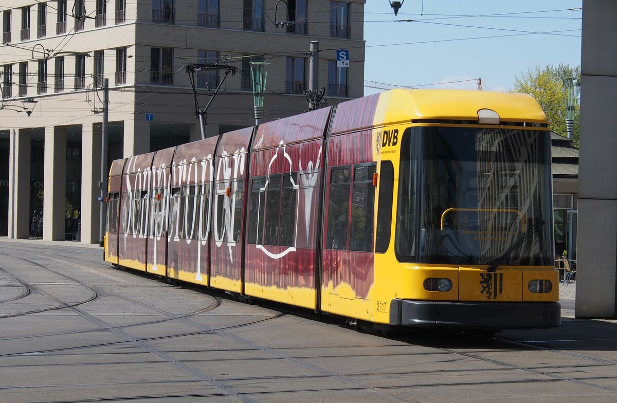 Straßenbahn / Stadtverkehr; Dresden;    NGT 8 DD Nr.2717 von Bombardier Baujahr 2007 mit Werbung für die Semperoper am Postplatz in Dresden am 19.04.2015.