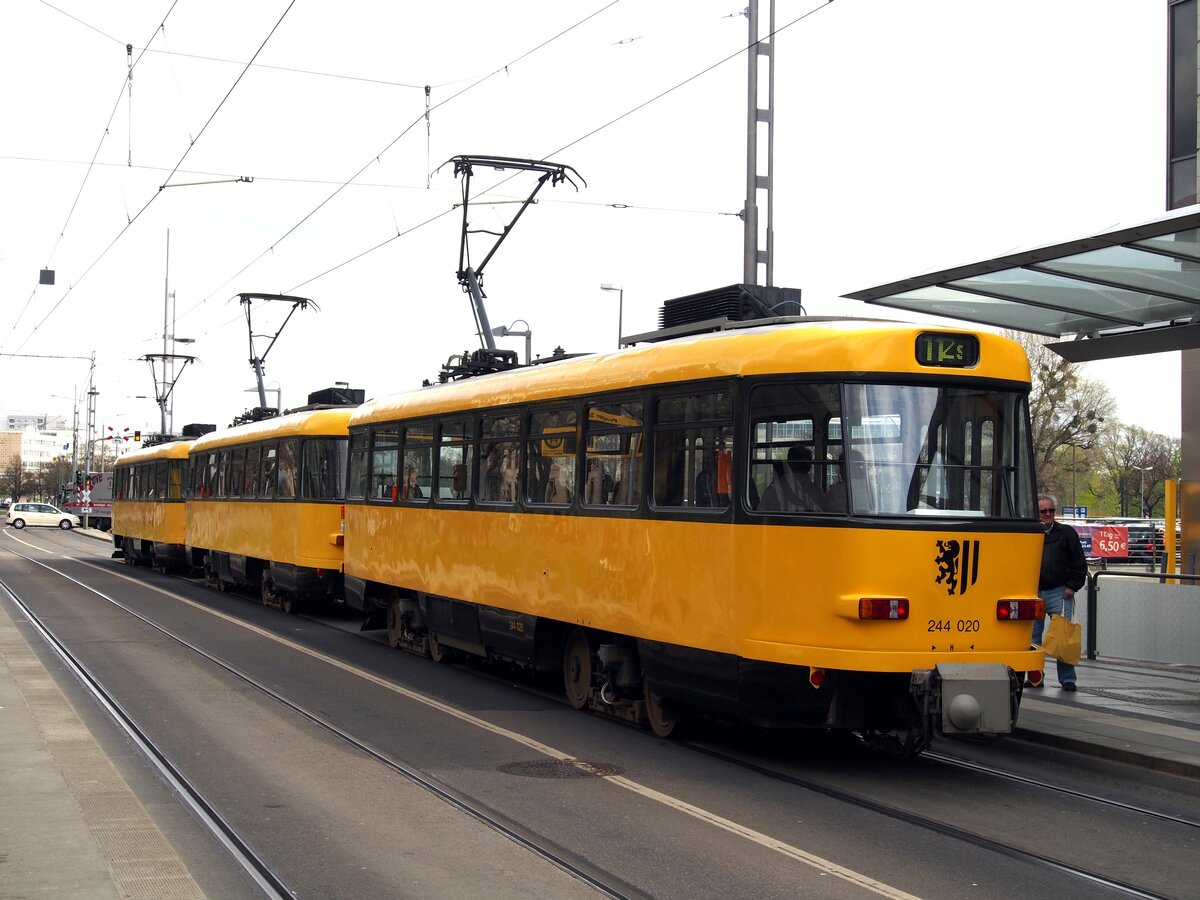 Straenbahn / Stadtverkehr Dresden T 4 DMT Nr.224 261 Baujahr 1976 und TB 4 D Baujahr 1979 von CKC Tatra in Dresden in der Prager Strae am 17.04.2015.