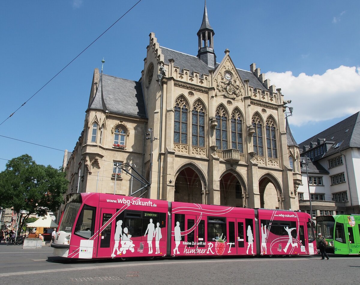 Straßenbahn / Stadtverkehr; Erfurt;  Combino NF4 Nr.705 von Siemens Baujahr 2002 vor dem Rathaus am Fischmarkt in Erfurt am 25.06.2015.