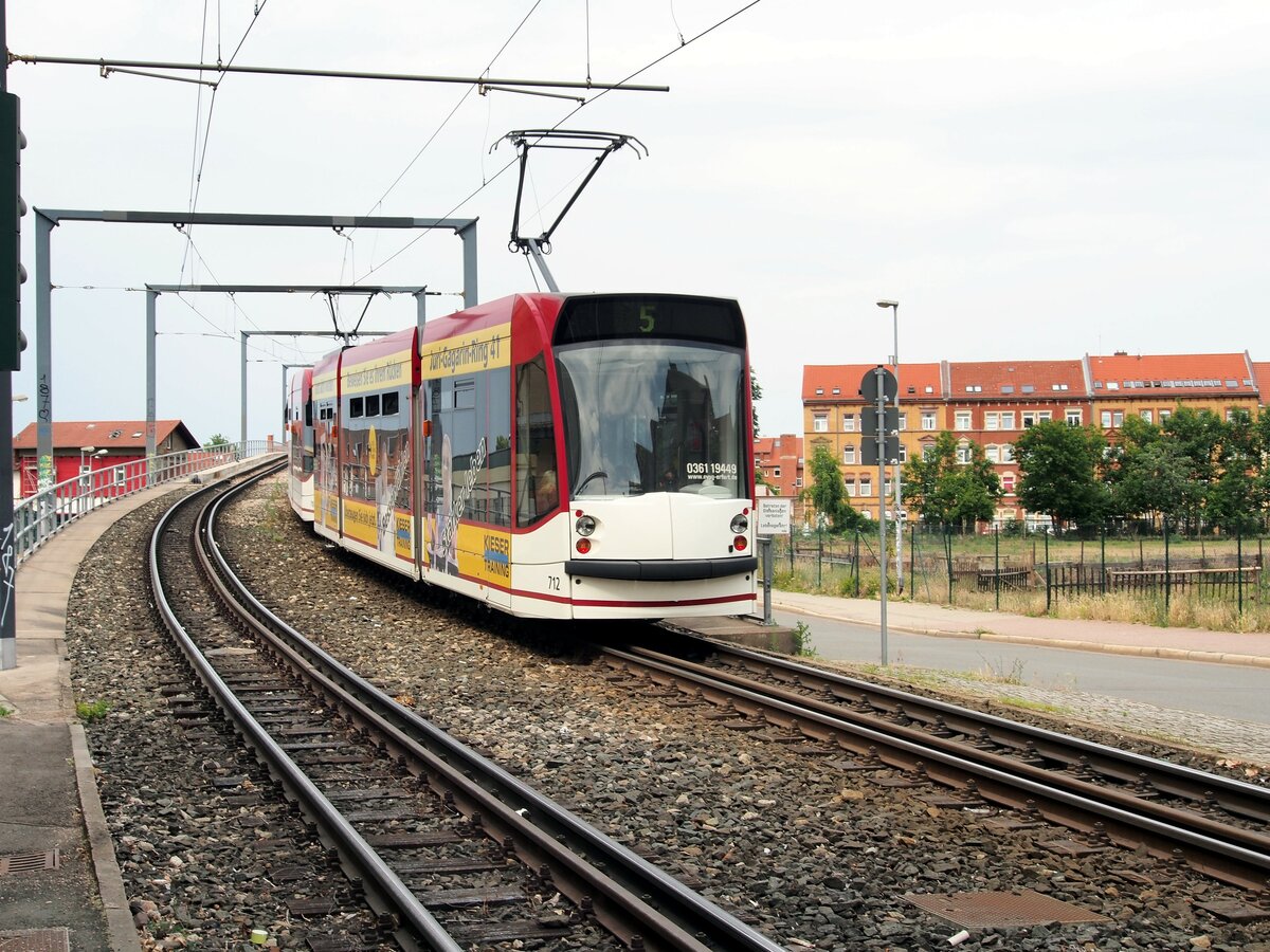 Straßenbahn / Stadtverkehr; Erfurt;    Combino NF4 Nr.710 gekoppelt mit Nr.712 von Siemens Baujahr 2005 bei der Gleisüberquerung beim Nordbahnhof in Erfurt am 26.06.2015.
