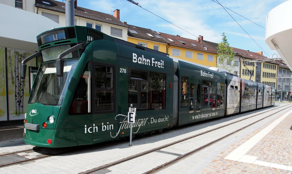 Straßenbahn / Stadtverkehr; Freiburg/Breisgau;   GT 8 C Nr.278 von Siemens Baujahr 2000 in der Haltestelle Europaplatz am 07.07.2019.
