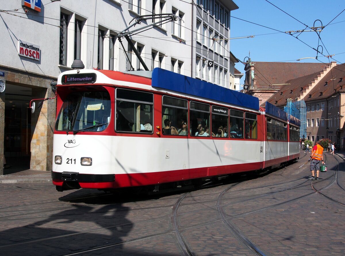 Straßenbahn / Stadtverkehr; Freiburg/Breisgau; GT 8 K Nr.211 von Düwag Baujahr 1981 beim Bertoldsbrunen in Freiburg/Breisgau am 04.07.2019.