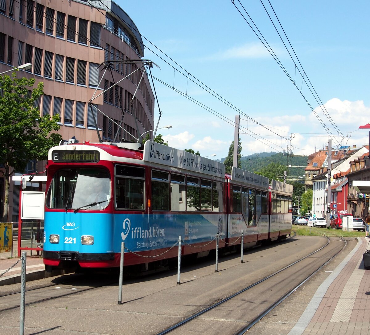 Straßenbahn / Stadtverkehr; Freiburg/Breisgau;    GT 8 N Nr.221 von Düwag Baujahr 1990 in Freiburg/Breisgau am 03.07.2019. 