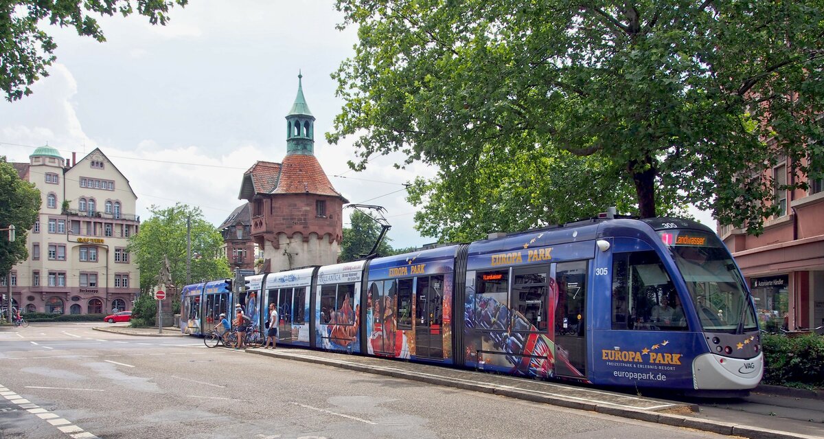 Straßenbahn / Stadtverkehr; Freiburg/Breisgau;     GT8 U Nr.305 von CAF Baujahr 2015 auf der Schwabentorbrücke in Freiburg am 07.07.2019.