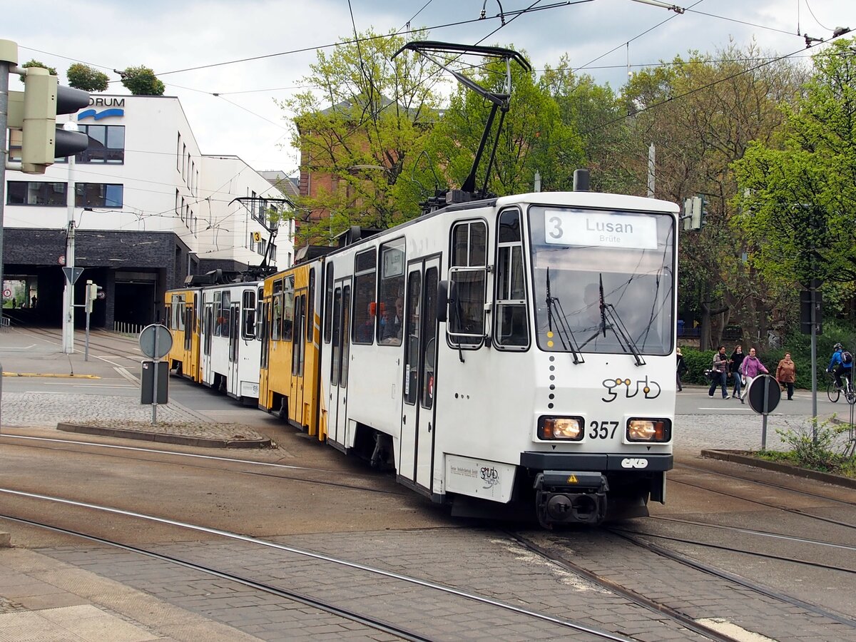 Straßenbahn / Stadtverkehr; Gera;   KT 4 DMC Nr.357 von Tatra CKD Baujahr 1990 in der Heinrichstrasse in Gera am 30.04.2015.