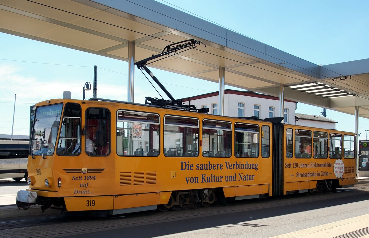 Straßenbahn / Stadtverkehr, Gotha und Thüringer Waldbahn;     KT 4 DC Nr.319 von CKD Tatra Baujahr 1990 in Gotha am Hbf am 07.08.2018.
