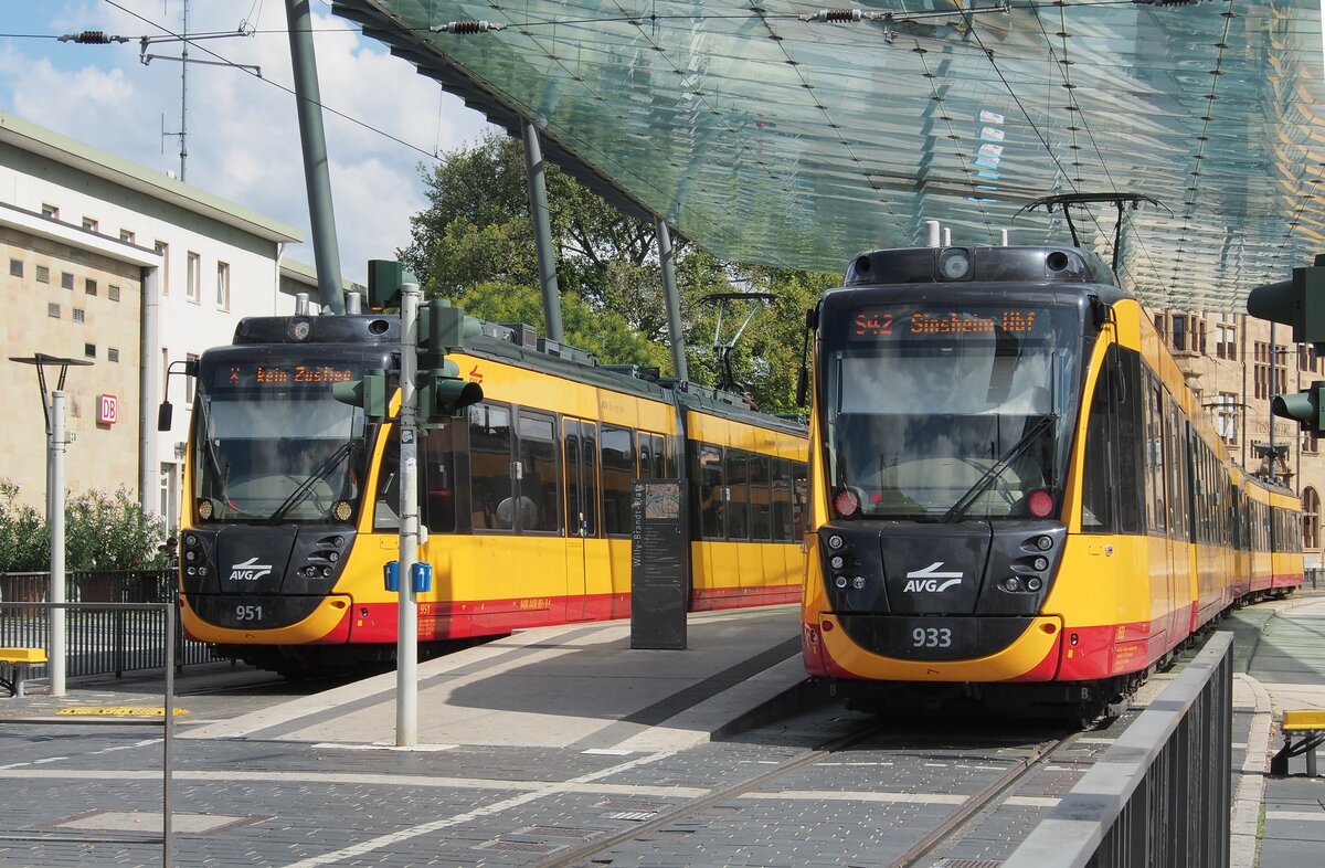 Straßenbahn / Stadtverkehr; Heilbronn;  ET 2010-2 S Nr.951 und Nr.933 von Bombardier Baujahre 2012 und 2013 in Heilbronn am 09.09.2015.