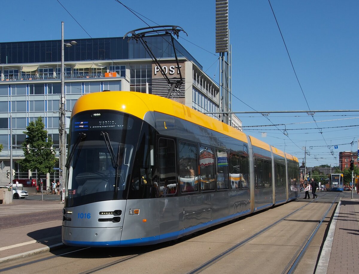 Straßenbahn / Stadtverkehr Leipzig; NGT 10 Nr.1016 Tramino von Solaris Baujahr 2018 am Augustusplatz in Leipzig am 23.07.2018.