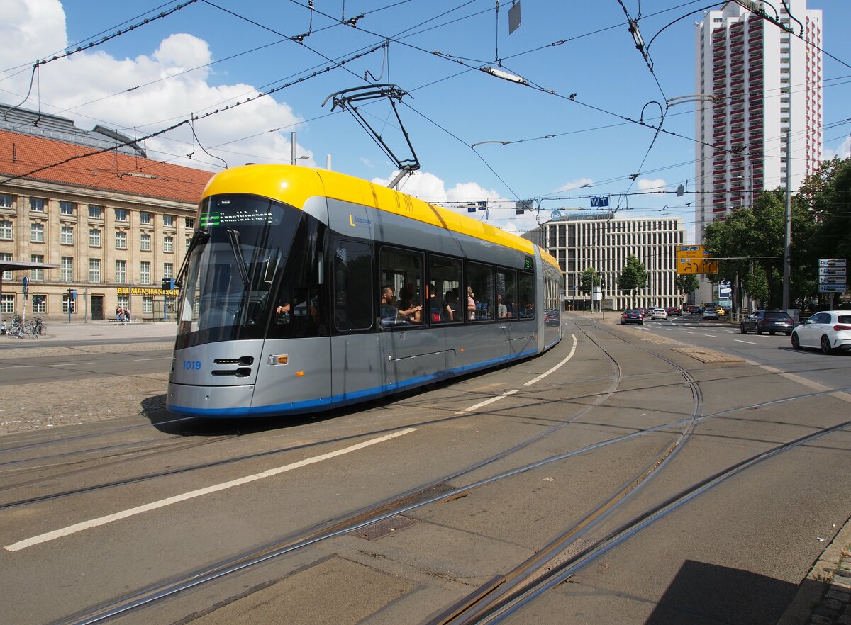 Straßenbahn / Stadtverkehr; Leipzig;      NGT 10 Nr.1019 Tramino von Solaris Baujahr 2018 am Hbf Leipzig am 21.07.2019.