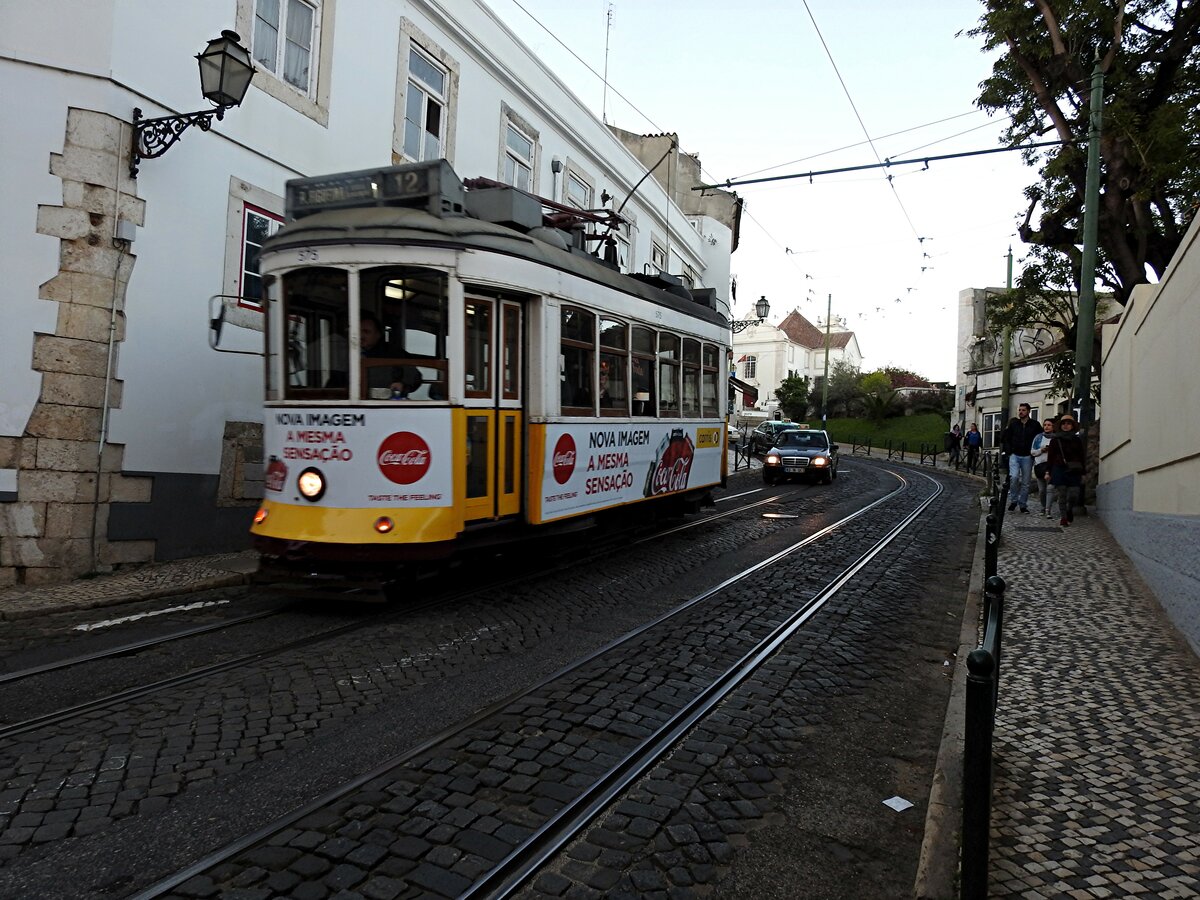 Straßenbahn / Stadtverkehr; Lissabon;   Remodelado Nr.575 in der Rua A Rosa am 02.04.2017.