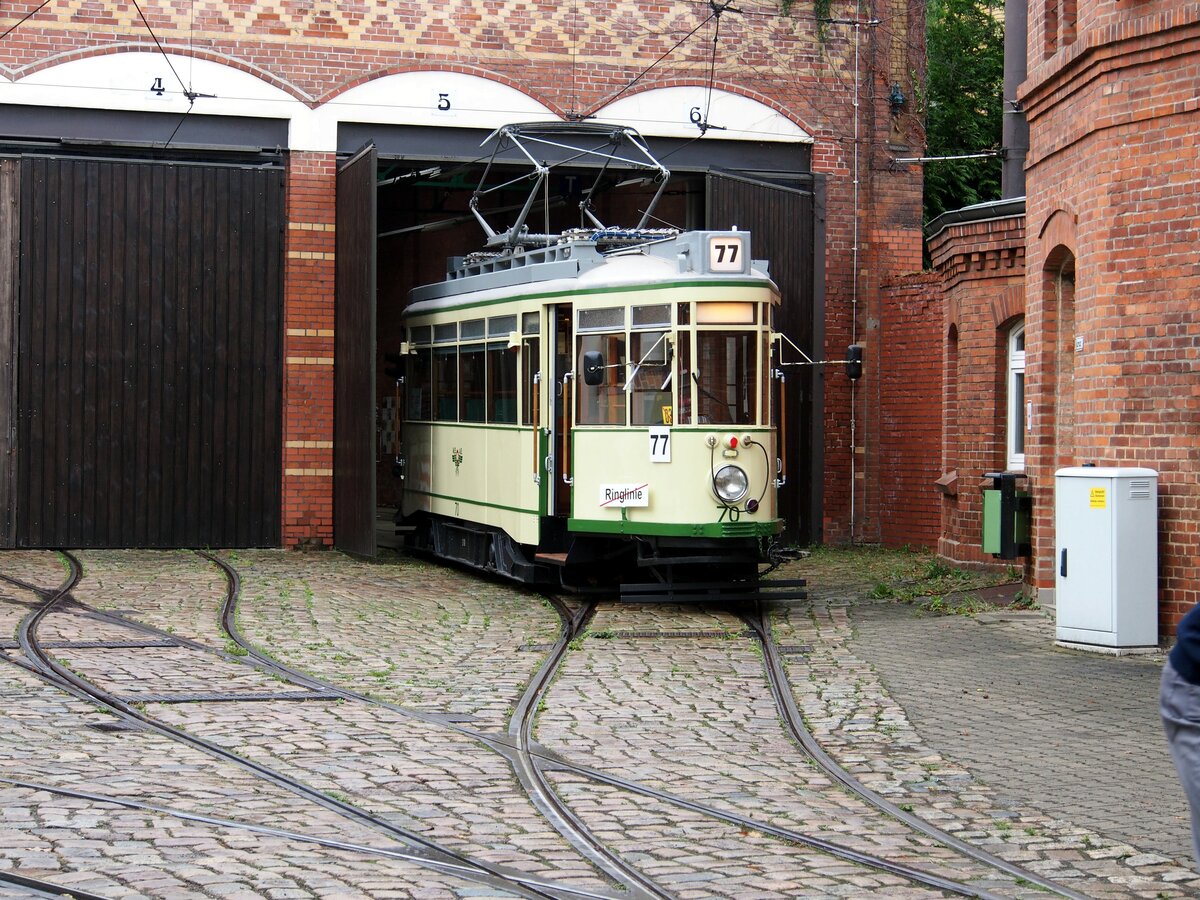 Straßenbahn / Stadtverkehr; Magdeburg;   Der T 2  Kleiner Hecht  Nr.70 von Niesky Baujahr 1943 kommt inMagdeburg Sudenburg aus dem Schuppen für Sonderfahrten.