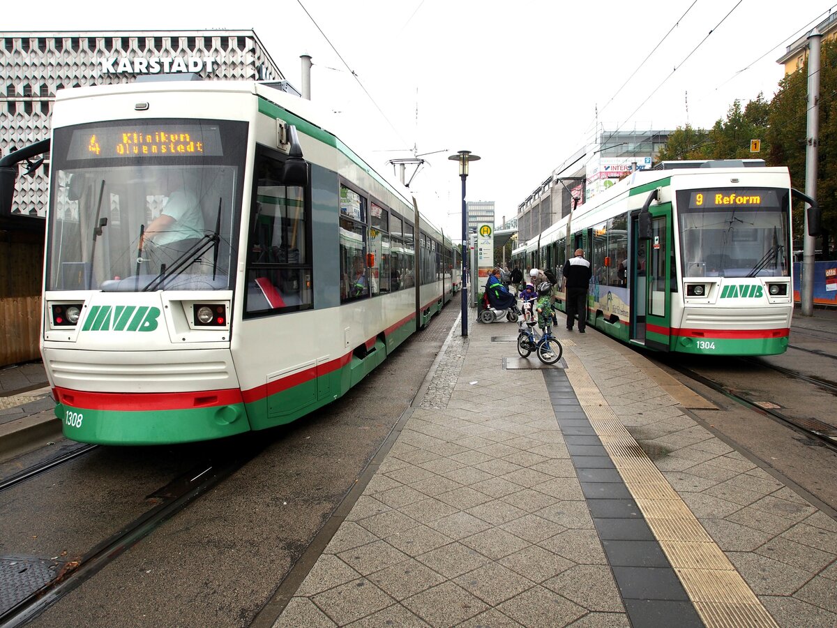 Straßenbahn / Stadtverkehr; Magdeburg;     NGT 8 D Nr.1304 und Nr.1308 von LHB-DWA, Baujahr 1995 in der HSt Markt Magdeburg am 03.10.2016.