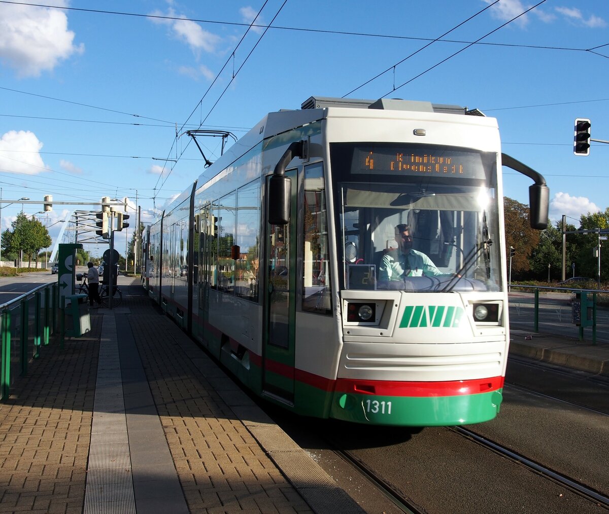 Straßenbahn / Stadtverkehr; Magdeburg;     NGT 8 D Nr.1311 von LHB-Düwag Baujahr 1995 in der Hst Askamischer Platz am 02.10.2016.