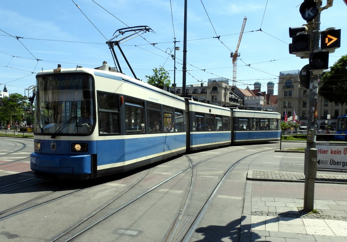 Straßenbahn / Stadtverkehr München; R 2.2 Nr.2110 von AEG Baujahr 1995 beim Stachus in München am 09.06.2019.