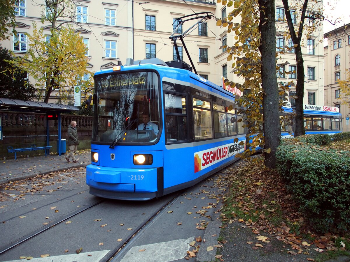 Straßenbahn / Stadtverkehr München;  R 2.2b Nr.2119 von AEG / IF TEC Baujahr 1995 beim Maximilianplatz in München am 0911.2014.