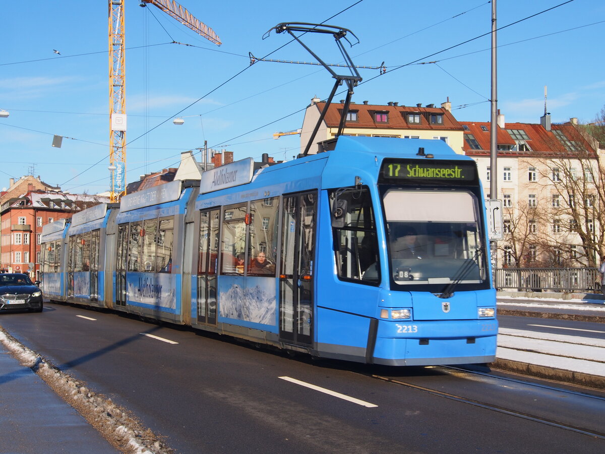 Straßenbahn / Stadtverkehr München; R 3.3 Nr.2213 von Adtranz Baujahr 2001 auf  der Isarbrücke am 31.01.2015.