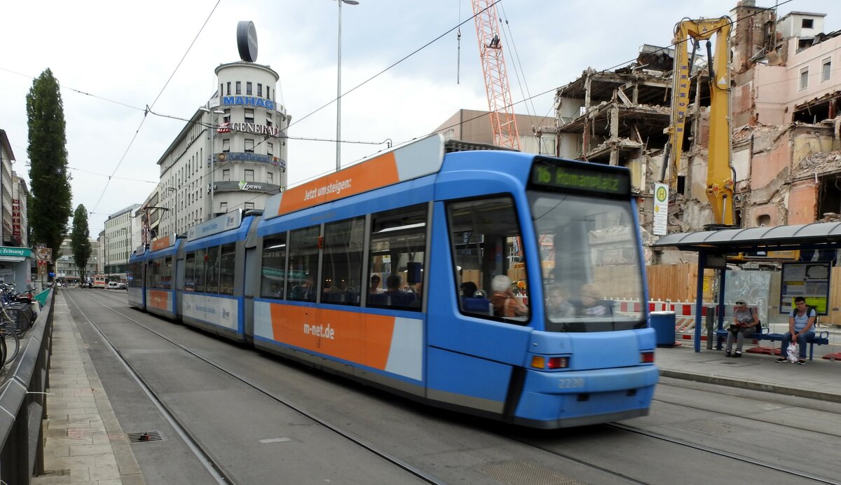 Straßenbahn / Stadtverkehr; München;     R 3-3 Nr.2220 von Adtranz Baujahr 2001 am Stachus in München am 09.06.2019.