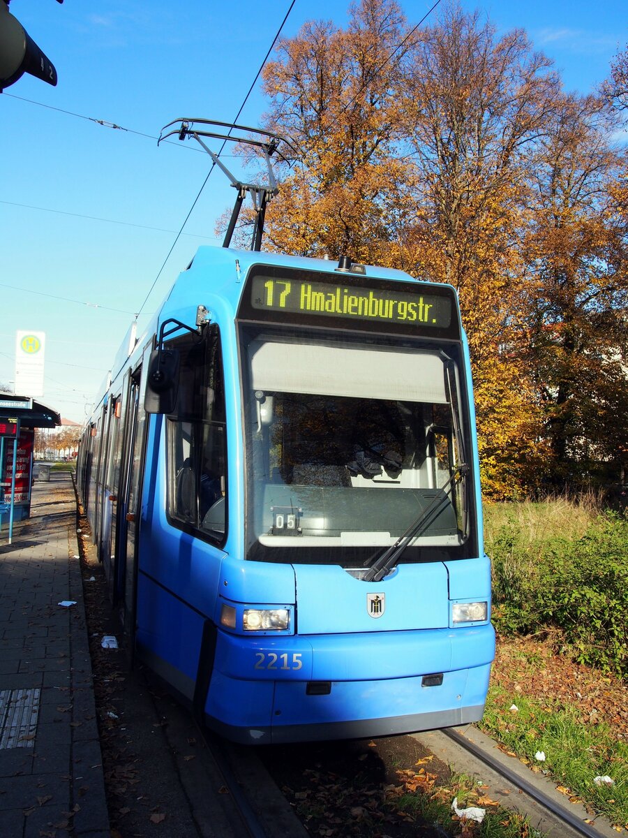 Straßenbahn / Stadtverkehr; München;  R3-3 Nr.2215 von Adtranz Baujahr 2001in München am 09.11.2014.