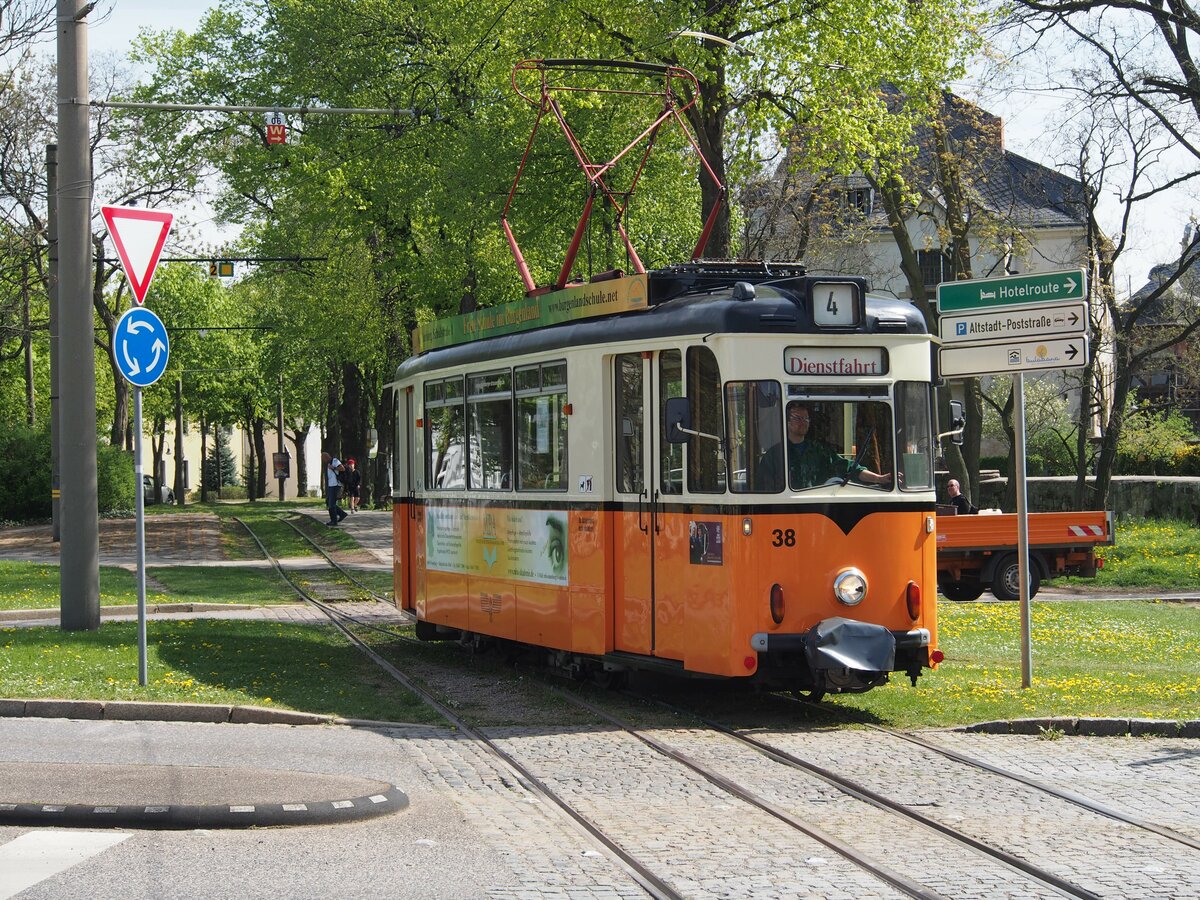 Straenbahn / Stadtverkehr; Naumburg,  T 57 Nr.38 von VEB Gotha Baujahr 1960 in Naumburg am 29.04.2015.