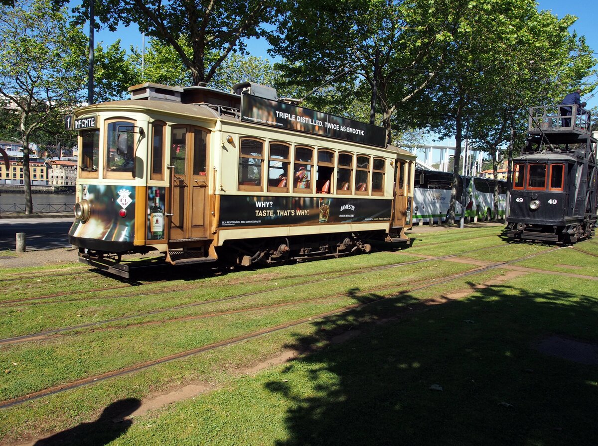 Straenbahn / Stadtverkehr Porto; Tram No.131 und Turmtriebwagen No.49 vor dem Trammuseum in Porto am 15.05.2018.