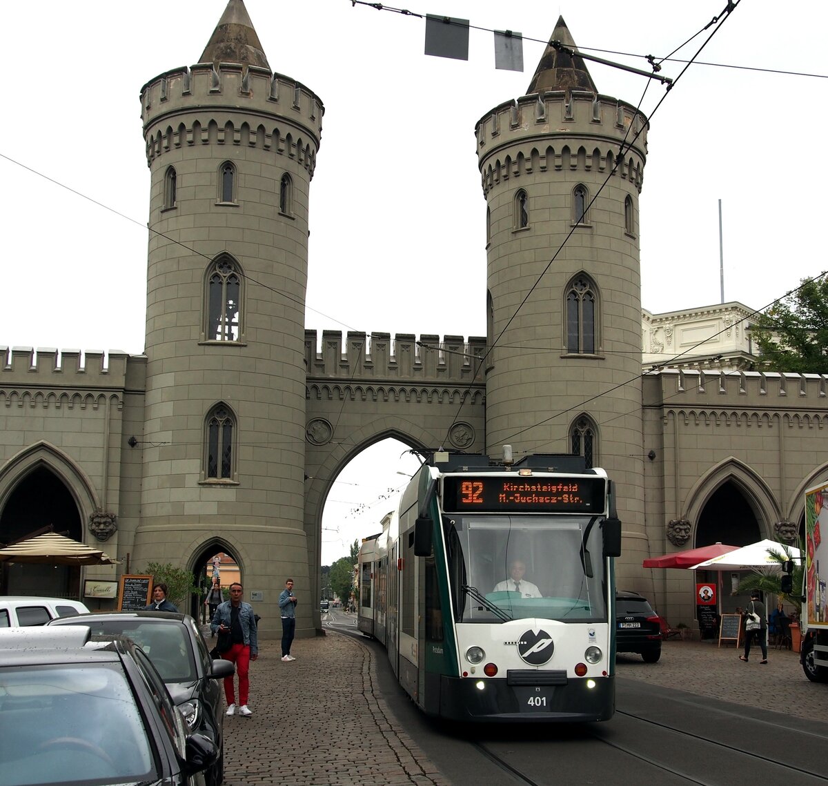 Straßenbahn / Stadtverkehr Potsdam;  Combino Nr.401 von Siemens Baujahr 1998 beim Nauener Tor am 30.09.2018.
