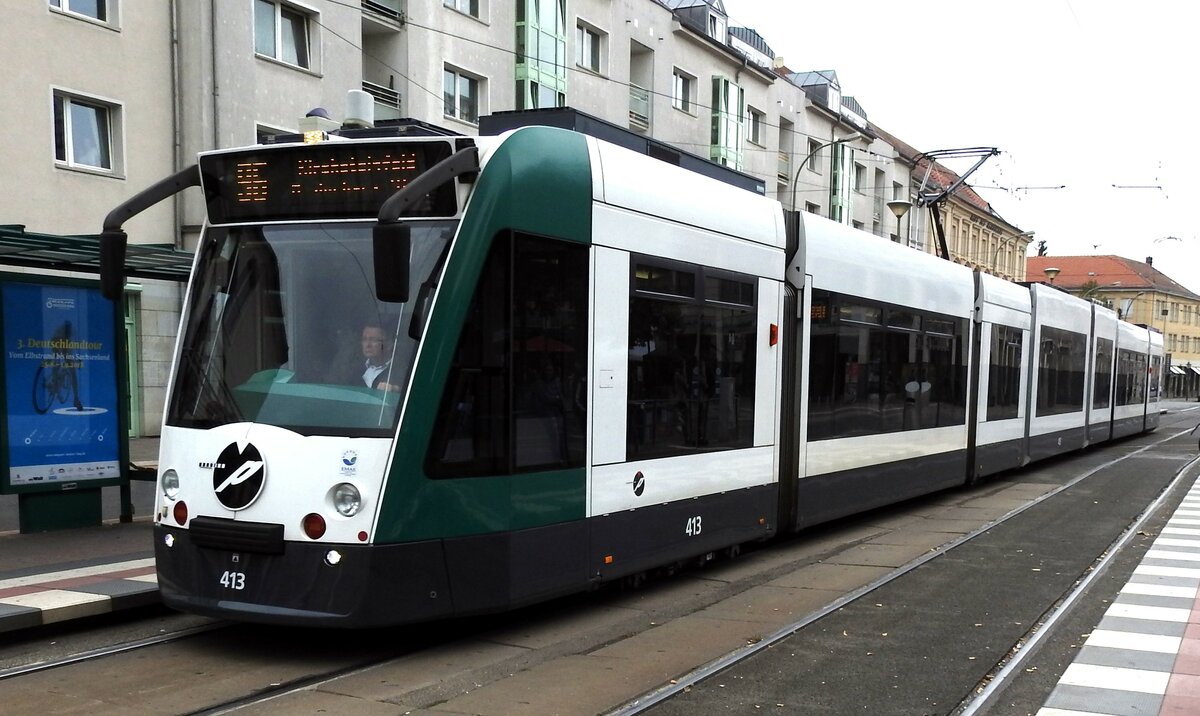 Straßenbahn / Stadtverkehr; Potsdam;    Combino mit Verlängerung Nr.413 von Siemens Baujahr 2001 am Platz der Einheit West in Potsdam am02.09.2018, der Jubiläumsfeier 111 Jahre elektrische Tram Regensburg.