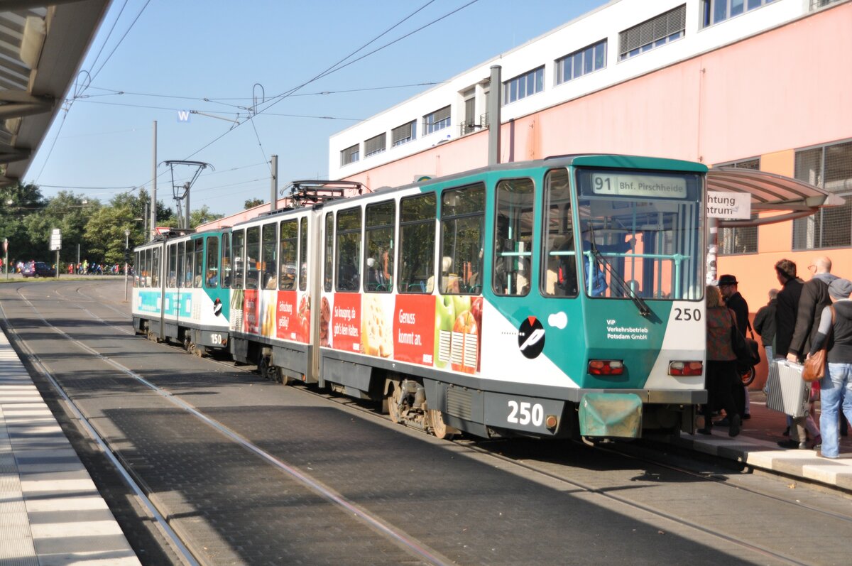 Straßenbahn / Stadtverkehr; Potsdam;    KT 4 DC CKT Tatra/AEG Nr.150 und 250, beide Baujahr 1987und 2015 verschrottet bei der Hst. Hauptbahnhof am 01.10.2013.