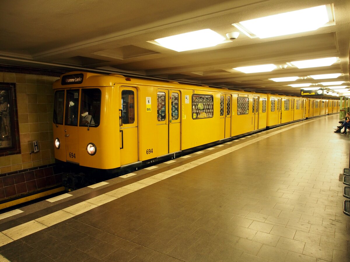 Straßenbahn / Stadtverkehr U-Bahn Berlin; A 3 L 71 Nr.694 am Fehrbelliner Platz am 21.10.2019.
