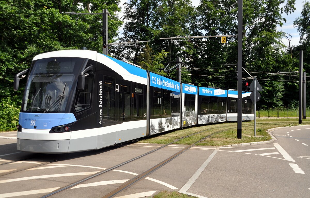 Straenbahn / Stadtverkehr Ulm, Avenio M Nr.55 von Siemens Baujahr 2018 mit Werbung 125 Jahre Straenbahn in Ulm am 02.06.2022.