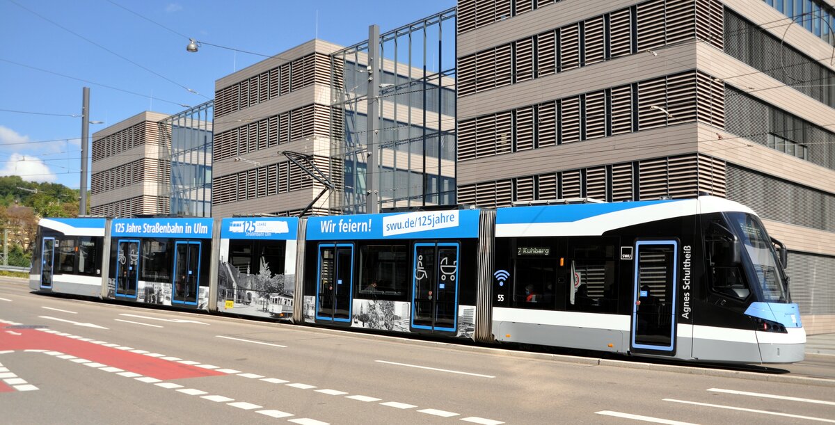 Straenbahn / Stadtverkehr;  Ulm;  Avenio Nr.55 mit Werbung:  125 Jahre Straenbahn in Ulm  vor der SWU Verwaltung in Ulm am 22.09.2022.