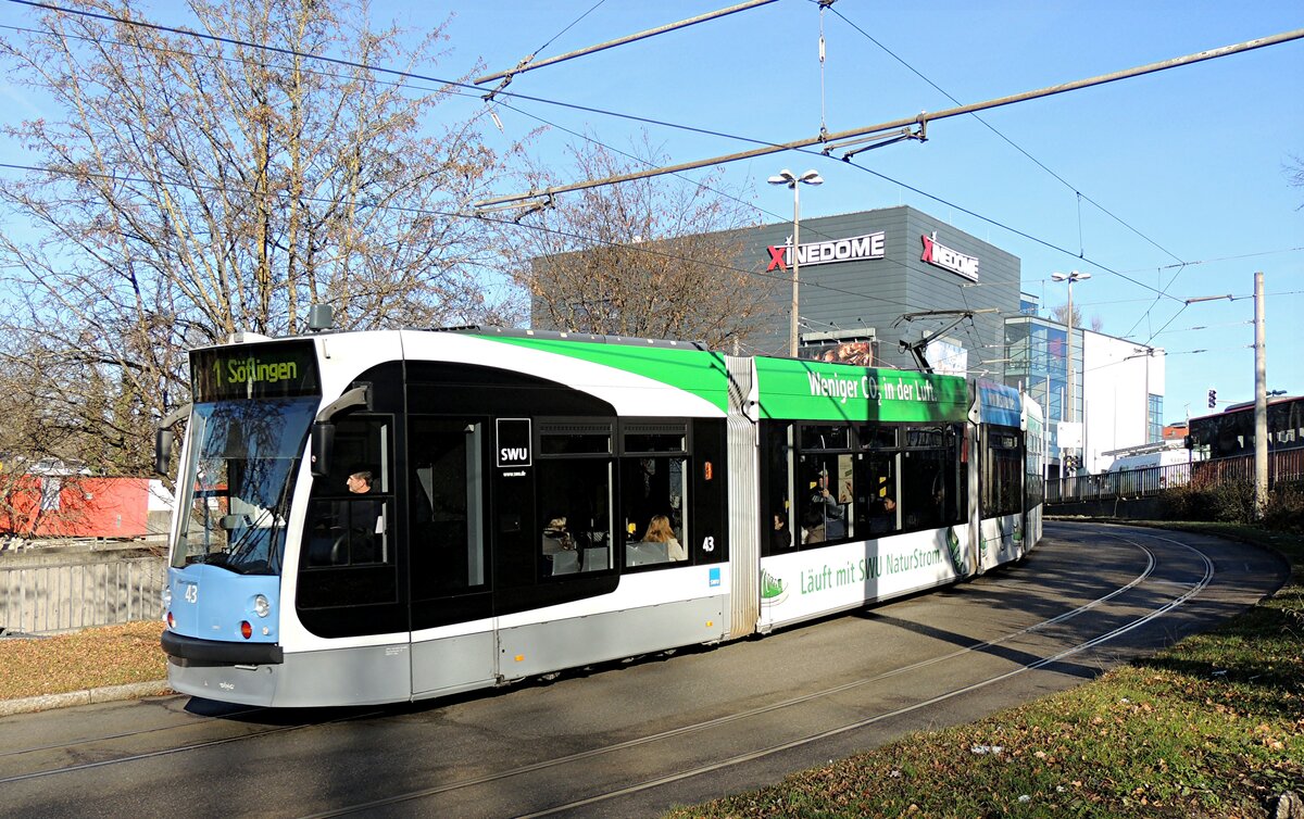 Straßenbahn / Stadtverkehr Ulm Combino Nr.43 von Siemens Baujahr 2003 in Ulm am 15.12.2013.