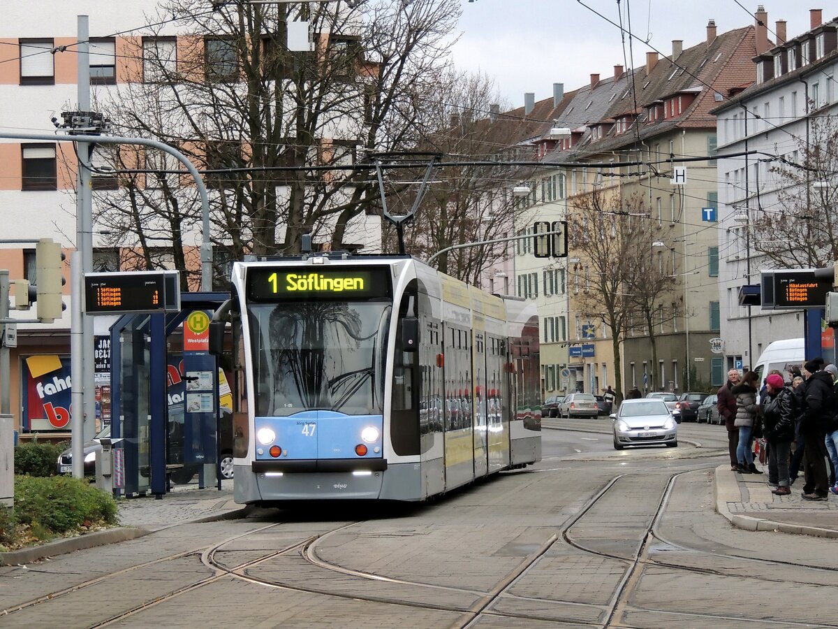 Straßenbahn / Stadtverkehr; Ulm,   Combino Nr.47 mit Namen  Jörg Syrlin  in Ulm am damaligen Westplatz, heute Theodor-Heuss-Platz, am 30.11.2013.
