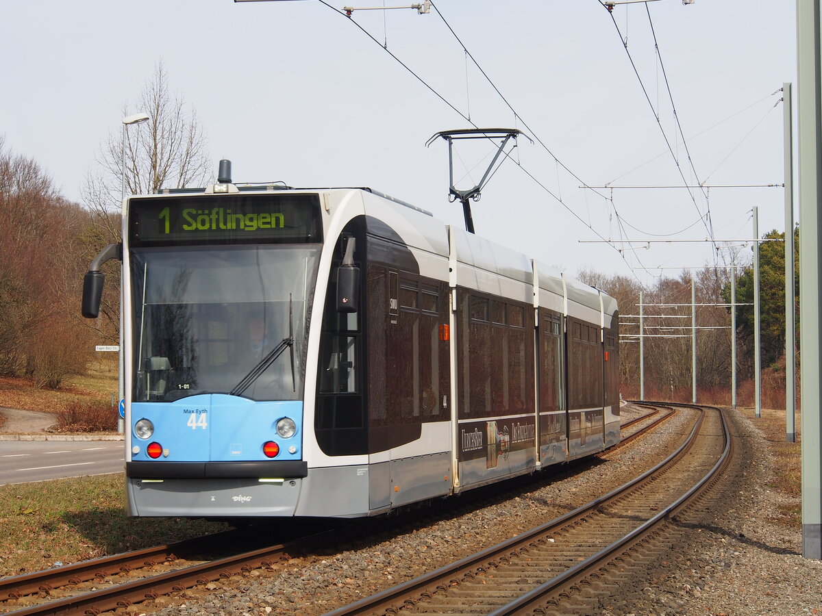Straßenbahn / Stadtverkehr; Ulm;  Combino Nr.44  Max Eyth  in der Eugen Bolz Strasse in Ulm am 07.03.2015.