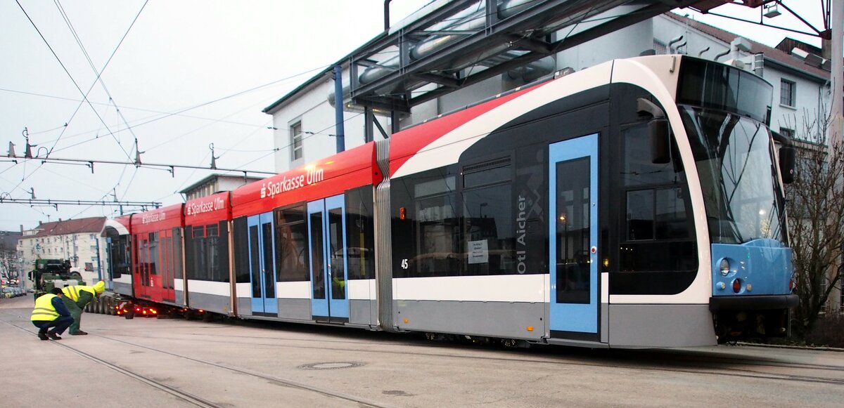 Straßenbahn / Stadtverkehr  Ulm;  Der Combino Nr.45 kehrt von der Reparatur zurück und wird auf das Gleis gesetzt. Abrollen bei der SWU in Ulm am 25.11.2016.
