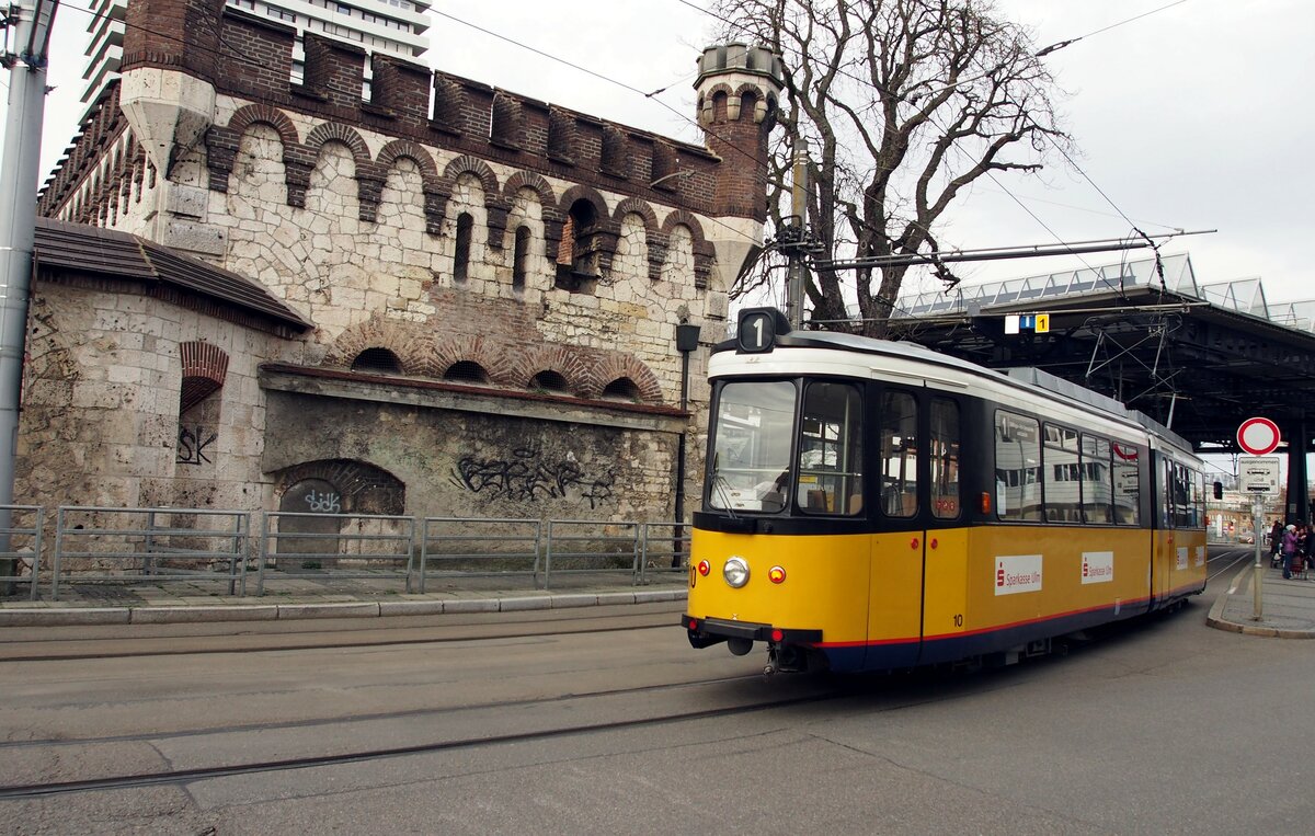 Straßenbahn / Stadtverkehr; Ulm;     GT 4 Nr.10 beim Ehinger Tor in Ulm am 22.02.2020.