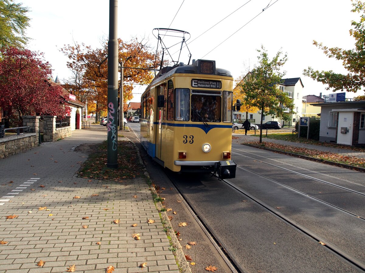 Straßenbahn / Stadtverkehr;  Woltersdorfer Straßenbahn GmbH;  T 57 Nr.33 von VEB Gotha Baujahr 1957 am Thälmannplatz in Woltersdorf am 18.10.2019.