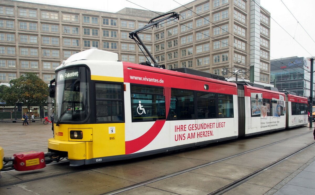 Straßenbahn / Stadtverkehr;Berlin;   GT 6 N-U Nr.1593 von Adtranz Baujahr 1997 am Alexanderplatz in Berlin am 24.10.2019.