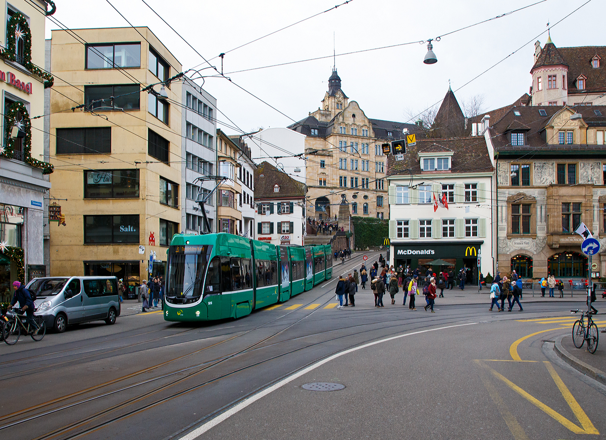 Straßenbahn Basel: Der BVB-Triebwagen Be 6/8 - 5016 ein siebenteiliger Bombardier FLEXITY 2 – Flexity Basel kommt am 29.12.2019 als Linie 3 in Richtung Birsfelden Hard in Basel den Kohlenberg hinab. 

Die Linie 3 befährt als einzige Tramlinie den Kohlenberg, der eine Steigung von bis zu 7,99 % aufweist. Gemäß Eisenbahnverordnung sind bei Neubaustrecken 4 %, unter besonderen Bedingungen maximal 7 % Steigung erlaubt, so dürfen nur stark motorisierte Tramzüge auf dieser Strecke verkehren.