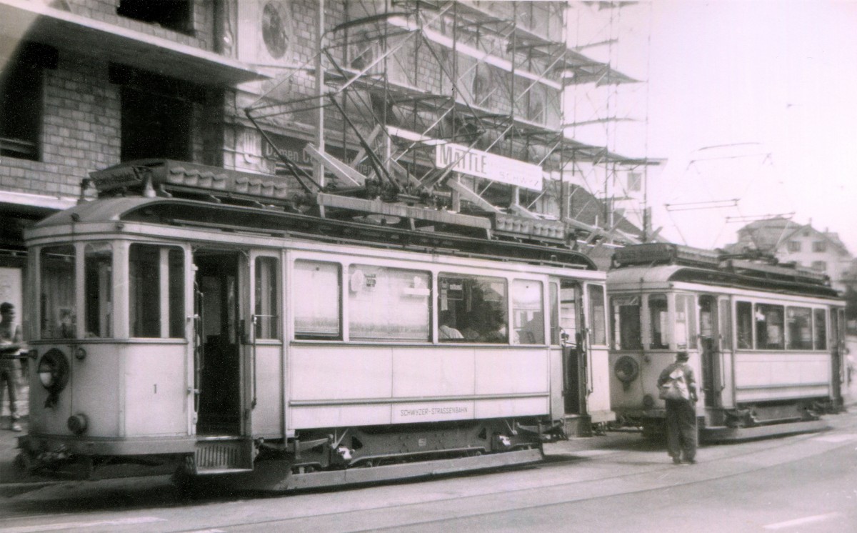 Strassenbahn Schwyz-Brunnen, Motorwagen 1 und 3 in Seewen (beim SBB-Bahnhof). Der vordere Wagen fhrt durch bis Brunnen. 6.August 1963. 