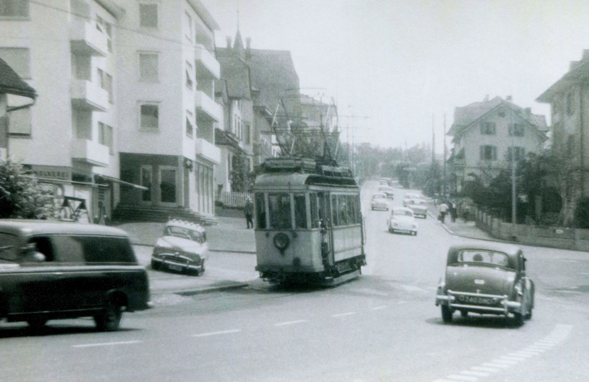 Strassenbahn Schwyz-Brunnen, Wegfahrt des Motorwagens 3 Richtung Schwyz. Seewen (beim SBB-Bahnhof). 6.August 1963. 