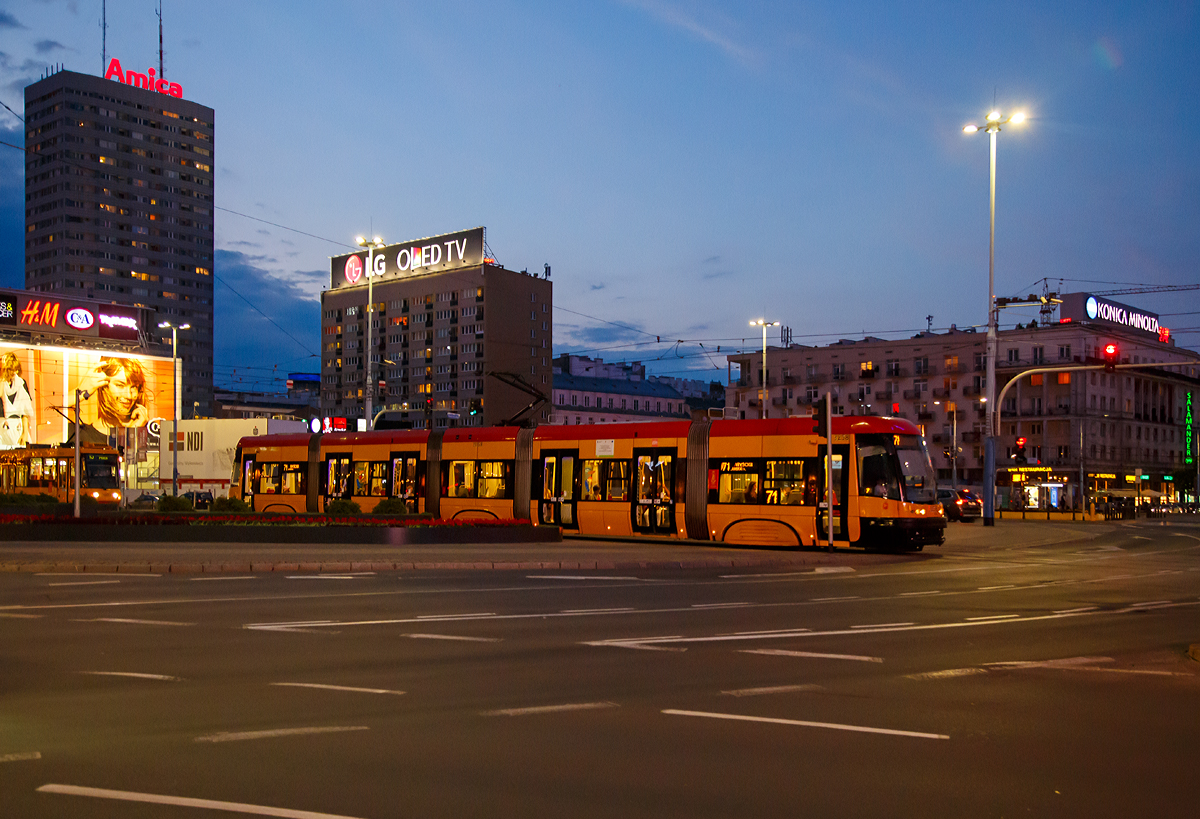 
Straßenbahn Warschau (Tramwaje Warszawskie): Der Triebwagen 3258, ein fünfteiliger, zu 100 % niederfluriger Straßenbahn-Gelenktriebwagen vom Typ PESA Swing (Pesa 120Na), am 25.06.2017 bei der Station Centrum.

Der Pesa Swing ist ein fünfteiliger Straßenbahn-Gelenktriebwagen des Herstellers PESA aus Bydgoszcz, Polen. Er entstand als Weiterentwicklung der bereits in Warschau eingesetzten Type 120N. Die ersten Swing wurden an die Straßenbahn Warschau ausgeliefert und erhielten die Bezeichnung 120Na, seitdem wurden weitere Swing in unterschiedlichen Varianten an Straßenbahnbetriebe in Polen und anderen osteuropäischen Ländern ausgeliefert.

Der Pesa Swing ist ein fünfteiliger Gelenktriebwagen mit einem Niederfluranteil von 100 %. Dabei verfügen lediglich die Sektionen 1, 3 und 5 über Drehgestelle, von deren lediglich die äußeren (Sektionen 1 und 5) angetrieben sind. Die Sektionen 2 und 4 sind schwebend ausgeführt und stützen sich über die Gelenke auf die benachbarten Sektionen ab. Sechs Außenschwingtüren (je eine Einfachtür in Sektion 1 und 5, je zwei Doppeltüren in Sektion 2 und 4) garantieren einen schnellen Fahrgastwechsel.

Gegenüber der Vorgängertype 120N erhielten die 120Na eine anders designte, etwas bullig wirkende Frontpartie. Auffällig ist der deutlich niedrigere Sitzplatzanteil (40 + 4 Notsitze statt 63 beim 120N). 

TECHNISCHE DATEN:
Achsformel:  Bo'0'2'0'Bo'
Länge:  30.120 mm
Höhe:  3.400 mm
Breite:  2.350 mm
Drehzapfenabstand:  11.800 mm
Höchstgeschwindigkeit:  70 km/h
Stundenleistung:  4×105 kW = 420 kW
Motorentyp:  Asynchronmotoren
Stromübertragung:  Oberleitung,
Einholm-Stromabnehmer
Betriebsart:  Einrichtungsfahrzeug
Sitzplätze:  40+4
Stehplätze:  161
Fußbodenhöhe:  350 mm über SOK
Niederfluranteil:  100 %
