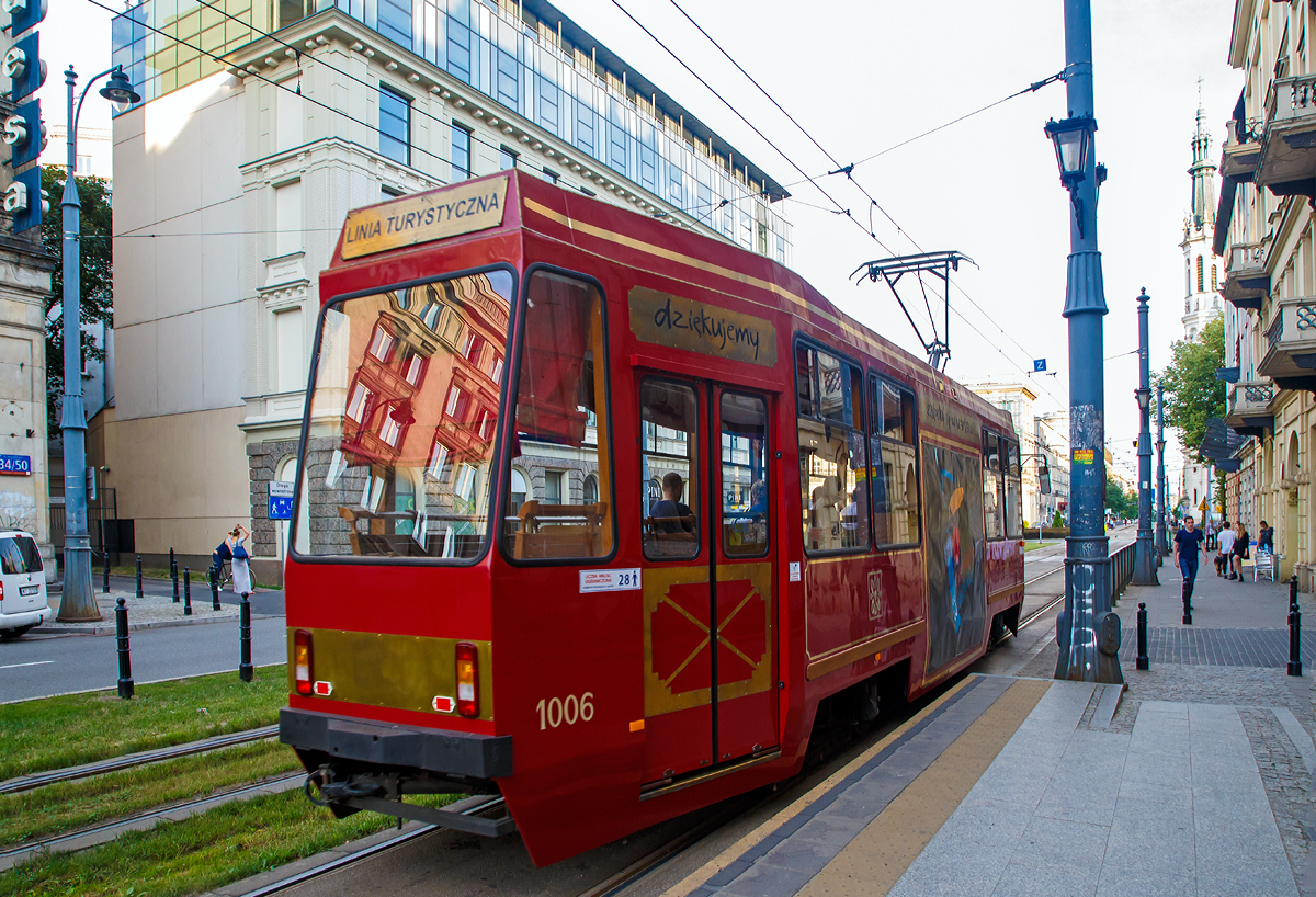 
Straßenbahn Warschau (Tramwaje Warszawskie): Der Museumstriebwagen 1006, ein Konstal 105Na am 25.06.2017 als Linia Turystyczna (Touristenlinie) und Pianotram.
