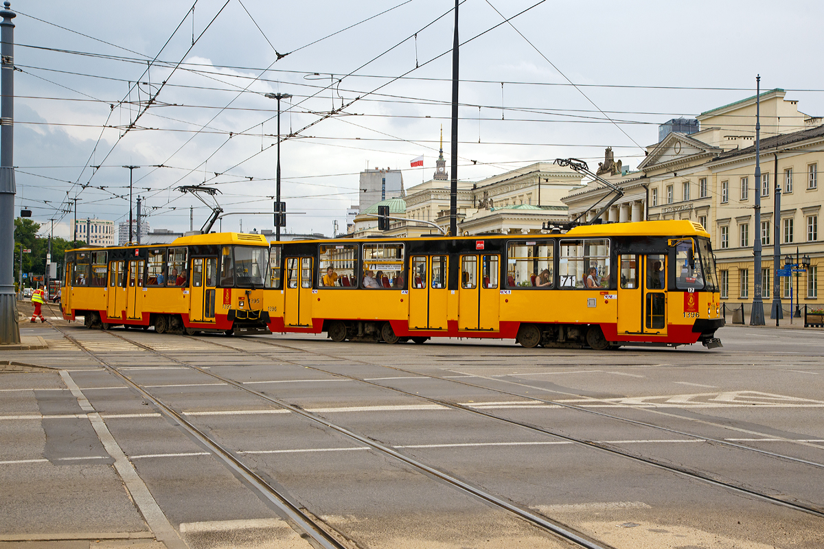
Straßenbahn Warschau (Tramwaje Warszawskie): Zwei gekuppelte Konstal 105Nb (Triebwagen 1396 und 1395) am 26.06.2017, als Linie 71, am Plac Bankowy (deutsch: Bankenplatz) in Warschau.