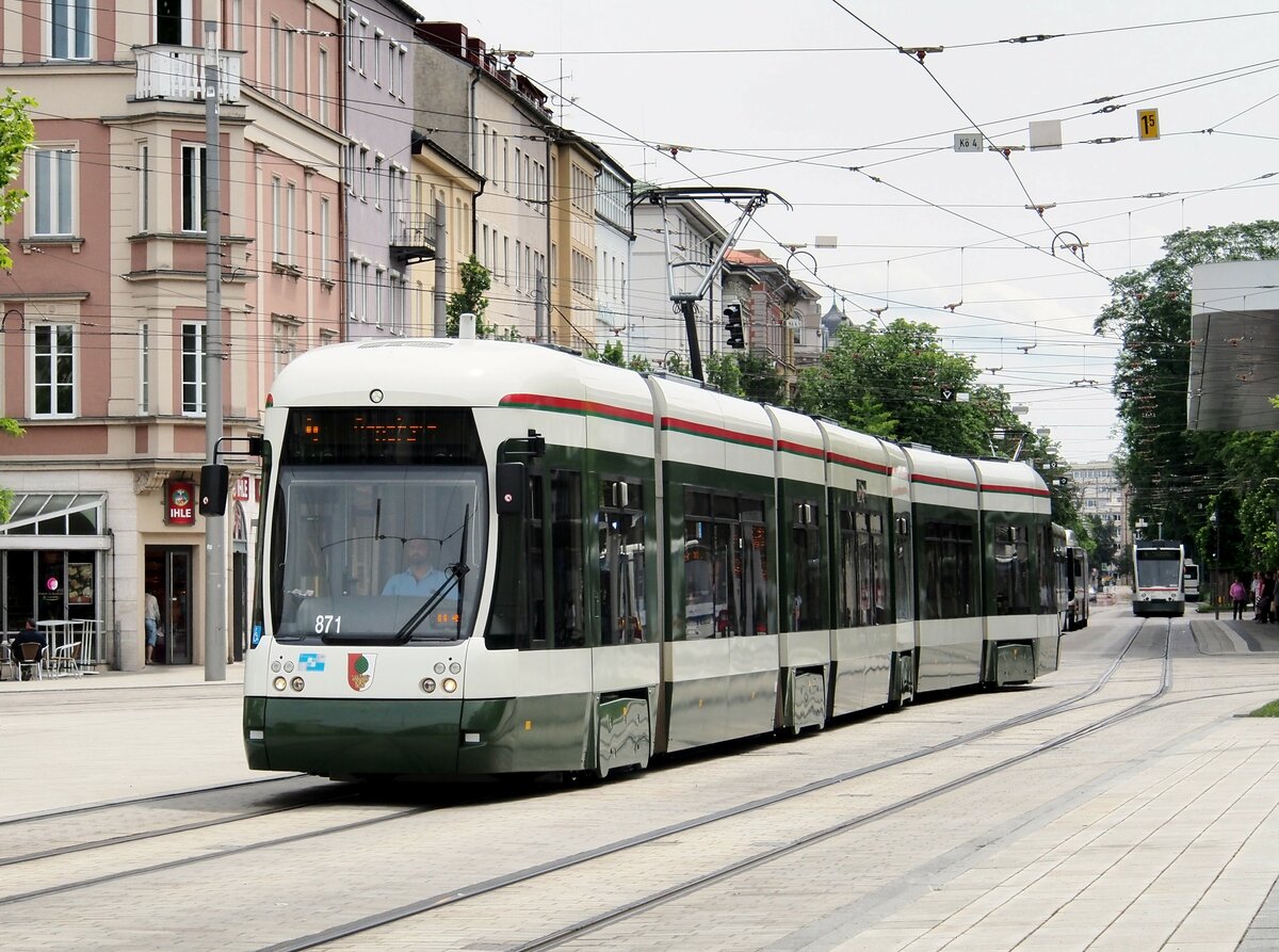 Straenbahn/Stadtverkehr Augsburg, CityFlex Nr.871 (CF 8) von Bombardier beim Knigsplatz in Augsburg am 31.05.2015.