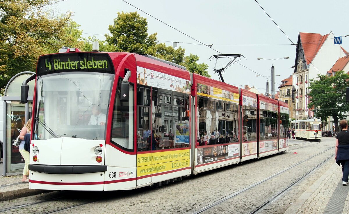 Straenbahn/Stadtverkehr Erfurt Combino NF 6 Nr.638 von Siemens Baujahr 2003 und im Hintergrund der Katerexpress G 4-61 von VEB Gotha Baujahr 1967 fr eine Hochzeitsfahrt am Domplatz in Erfurt am 26.06.2015.