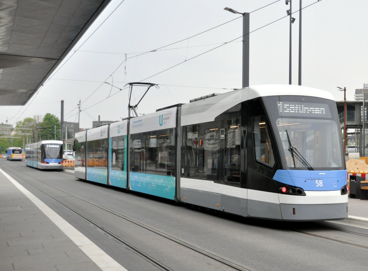 Straßenbahn/Stadtverkehr Ulm Avenio M Nr. 58 und Nr.59 von Siemens Baujahr 2009,beide mit der gleichen Werbung für das Universitätsklinikum Ulm,vor dem Hbf Ulm am 30.04.2022.