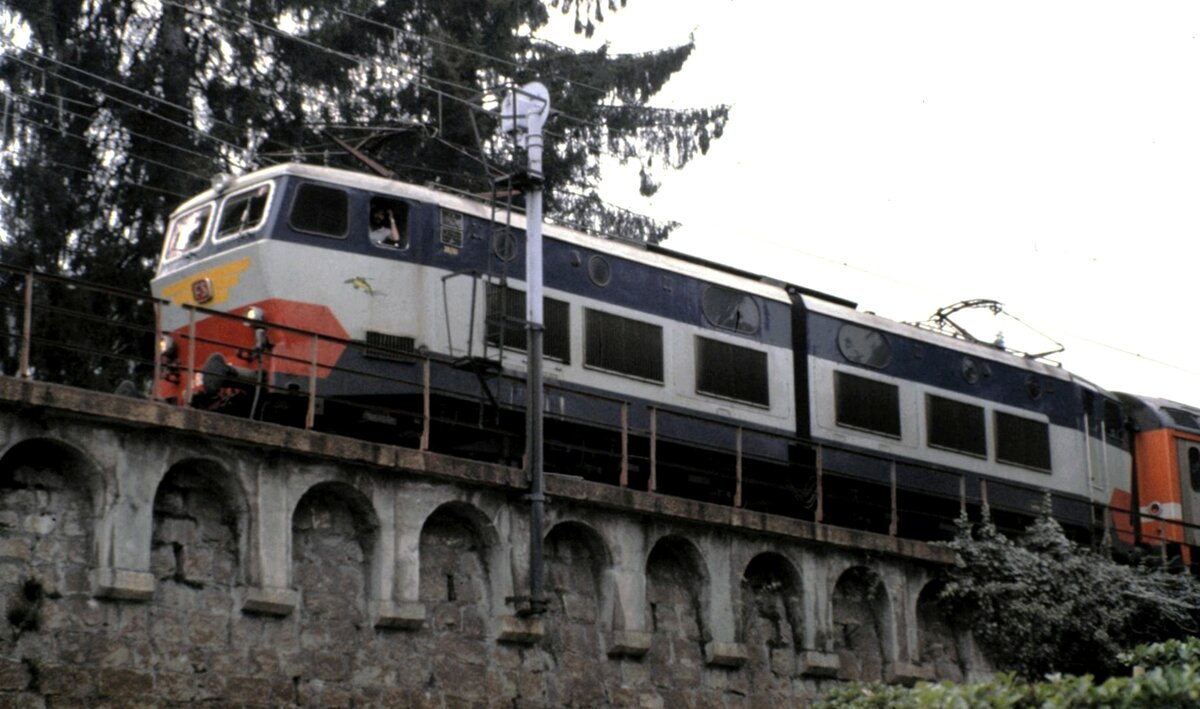 Stresa FS E 656 (Caimano) mit D-Zug und einem freundlich grüßenden Lokführer am 09.09.1990.