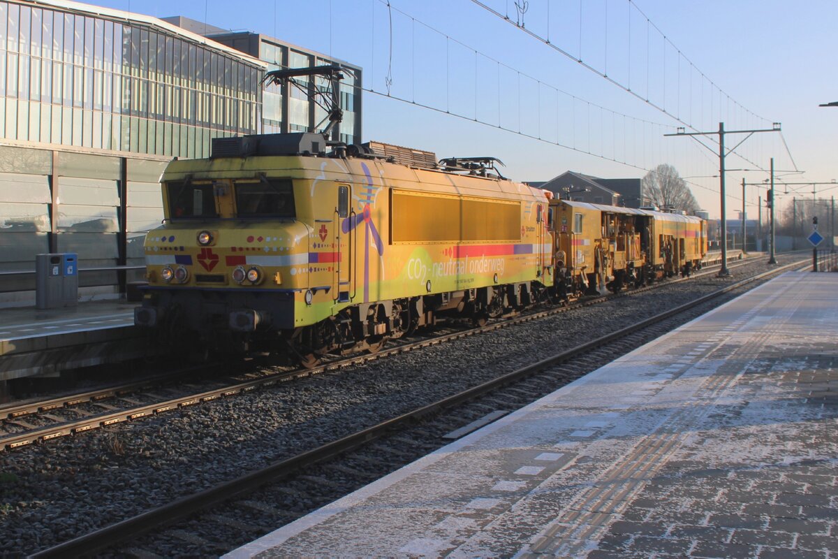 Strukton 1740 treft am 10 Jänner 2025 mit ein Unimat in Tilburg ein und wird dort der Abfahrt eines ICs abwarten.