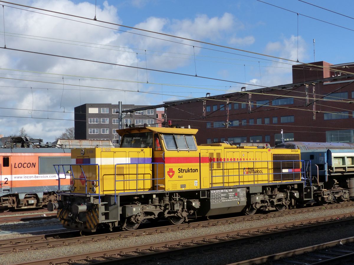Strukton MaK G 1206 Diesellok 303008 mit dem Namen  Danique   Danique  Gleis 10 Amersfoort Centraal 03-03-2020.

Strukton MaK G 1206 dieselloc 303008 genaamd  Danique  spoor 10 Amersfoort Centraal 03-03-2020.