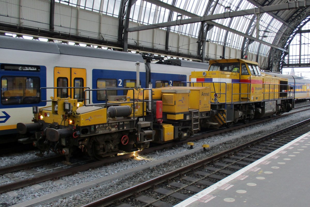 Strukton SIM-12 steht am 256 Februar 2018 in Amsterdam Centraal.